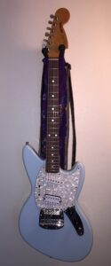 Guitarra Fender Jag-Stang, diseñada por Kurt Cobain. By Aerozeppelin19 - Own work, CC BY-SA 4.0, https://commons.wikimedia.org/w/index.php?curid=86427746