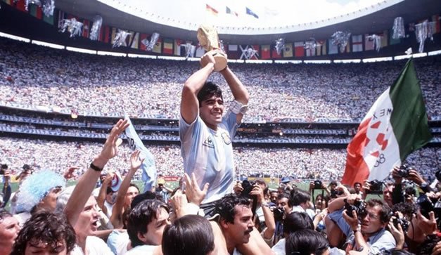 maradona-alzando-la-copa-en-el-azteca