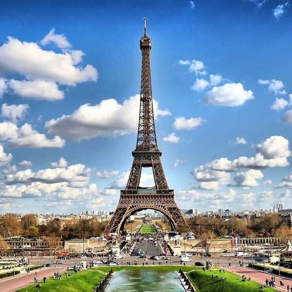 Hitler frente a la Torre Eiffel.