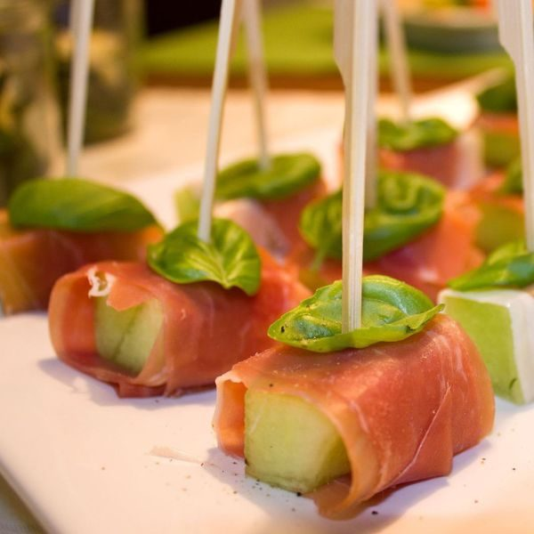 Conoce los mejores aperitivos y entradas frescas usando una variedad de frutas