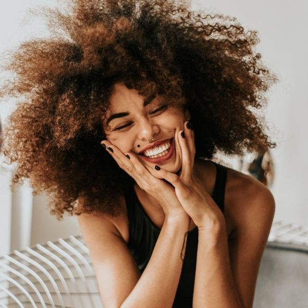 Mujer sonriendo, reflejo de la alegría